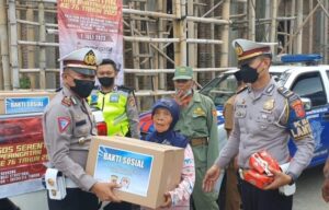 Sambut HUT Bhayangkara ke 76 Polisi Bagikan 500 Paket Sembako