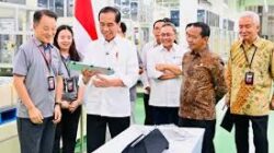 Presiden Jokowi Didampingi Pj. Gubernur Jabar Bey Machmudin Tinjau Pabrik Baterai Mobil Listrik di Karawang