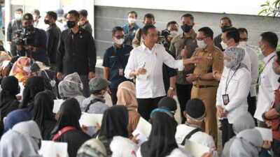 Gub Jabar Dampingi Presiden Jokowi Bagikan Bansos di Kantor Pos Bandung