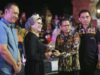 Bupati Indramayu Hj. Nina Agustina Memberikan Plakat Cinderamata Kepada Ketua PD X GMFKPPI Jabar Di Indramayu