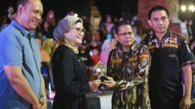Bupati Indramayu Hj. Nina Agustina Memberikan Plakat Cinderamata Kepada Ketua PD X GMFKPPI Jabar Di Indramayu