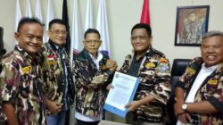 Kang Cucu Menerima SKEP PLT. Ketua PC 1020 GM FKPPI Purwakarta dari Ketua PD X GM FKPPI Jabar Agus Windu Hanggono