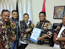 Kang Cucu Menerima SKEP PLT. Ketua PC 1020 GM FKPPI Purwakarta dari Ketua PD X GM FKPPI Jabar Agus Windu Hanggono